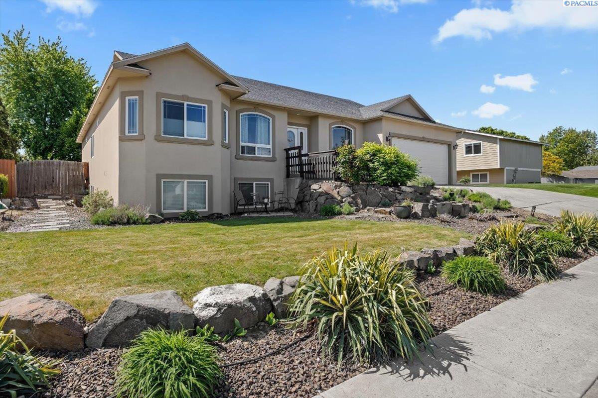 Property Photo: 311 Tieton St WA 99352