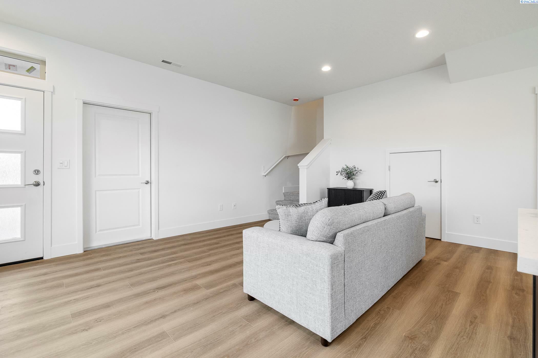 Property Photo: 1008 S Underwood Pl WA 99337