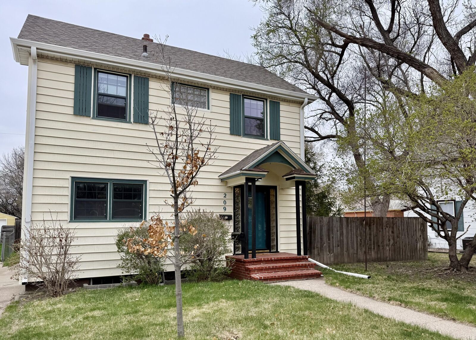 Property Photo:  209 SE 9th Ave  SD 57401 