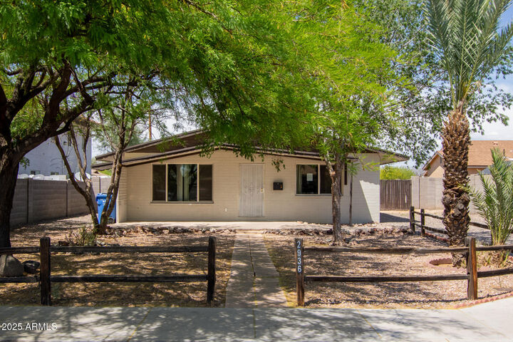 Property Photo: 2936 E Beck Lane AZ 85032