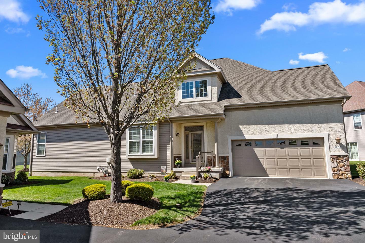 Property Photo: 1204 Lyndhurst Court 81 PA 18976
