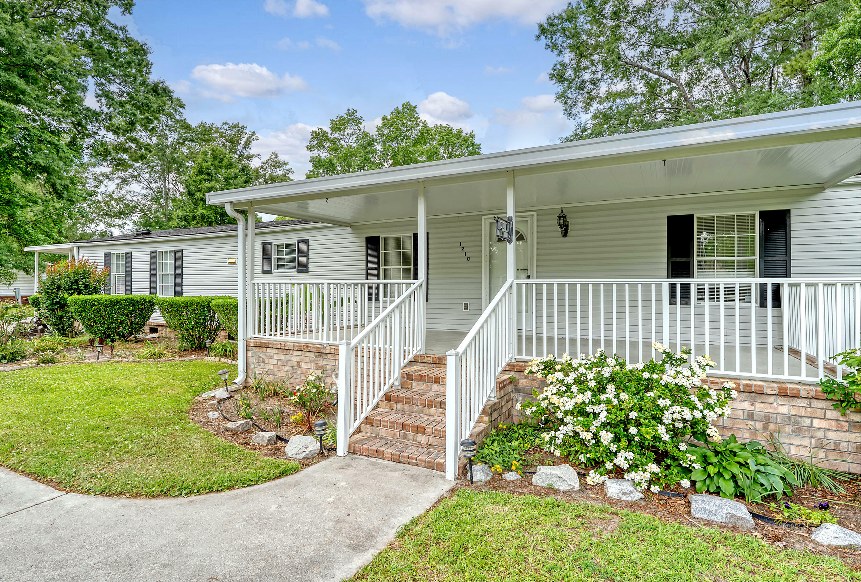 Property Photo: 1210 Azalea Drive SC 29483