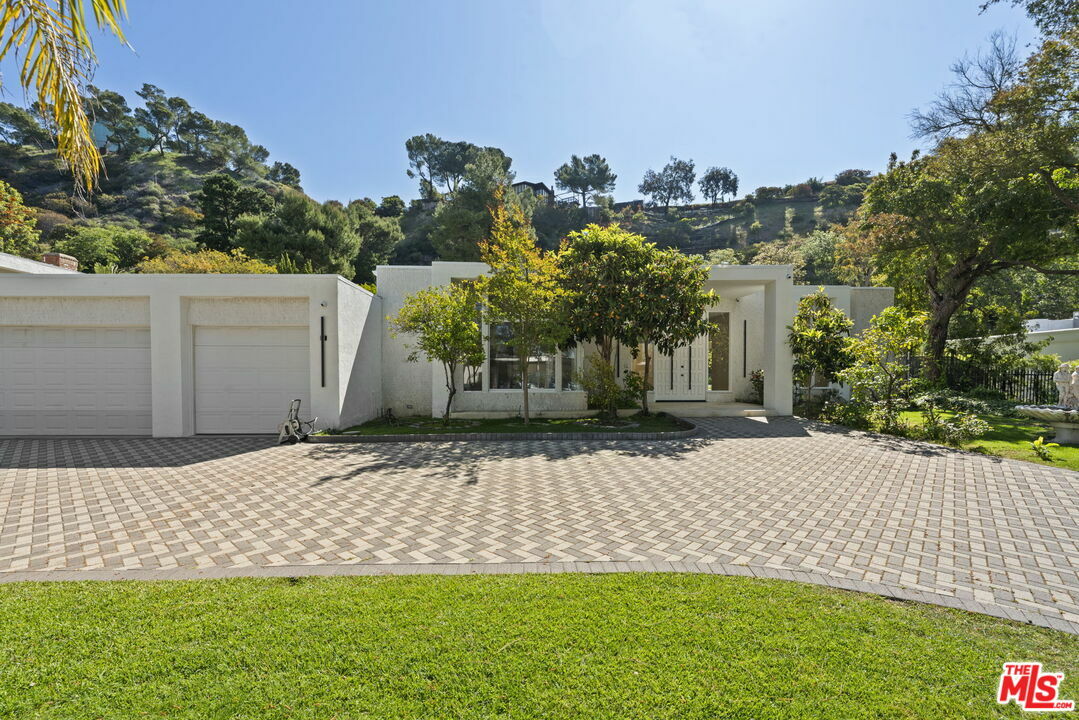 Property Photo: 1860 Loma Vista Dr CA 90210