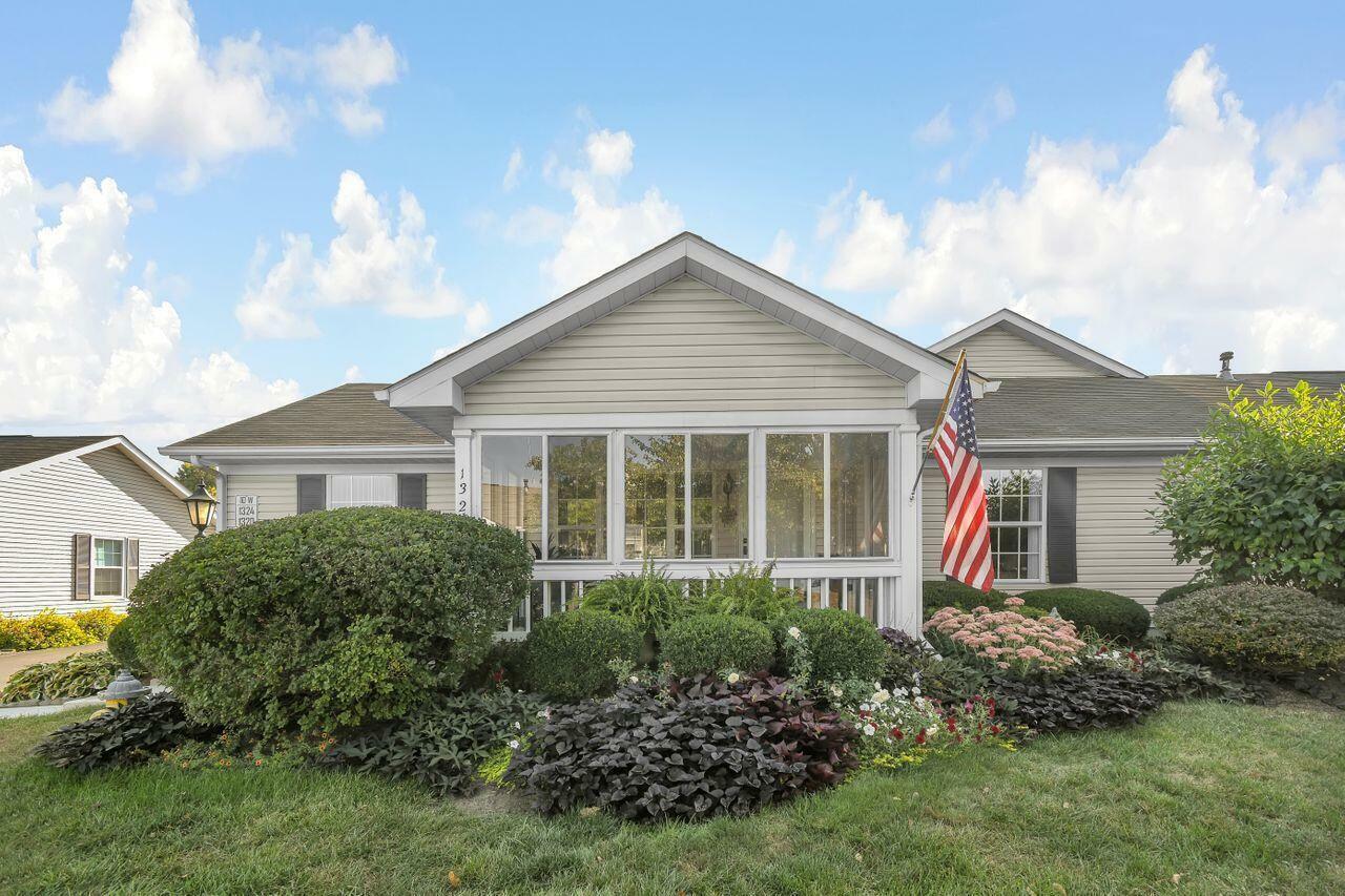 Property Photo: 1324 Hillview W Circle OH 43055