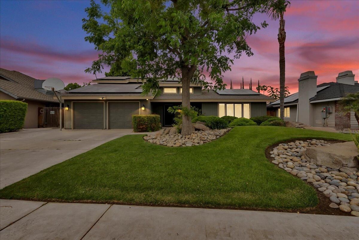 Property Photo: 2833 S Conyer Street CA 93277