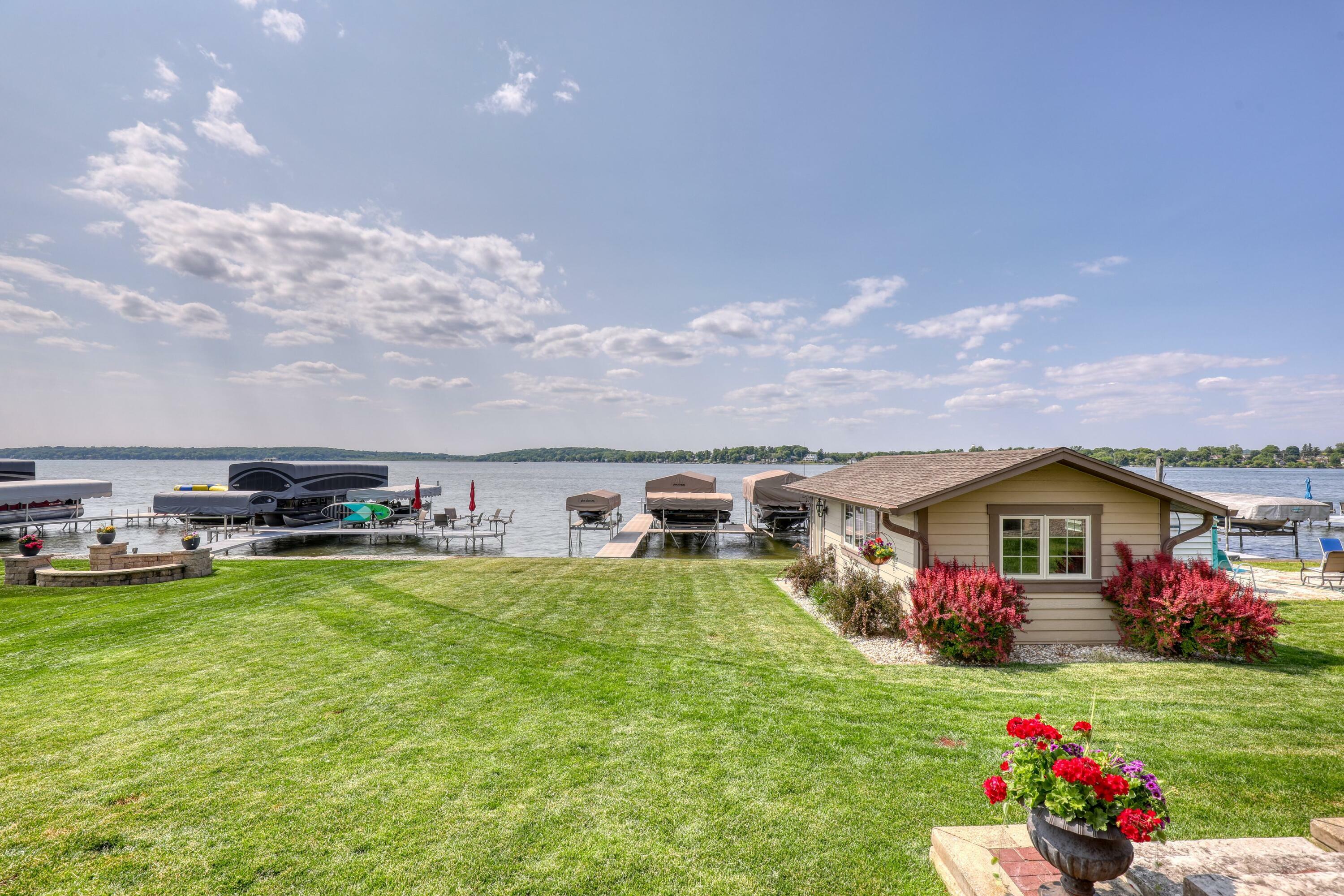 Property Photo:  477 Park Ave  WI 53072 