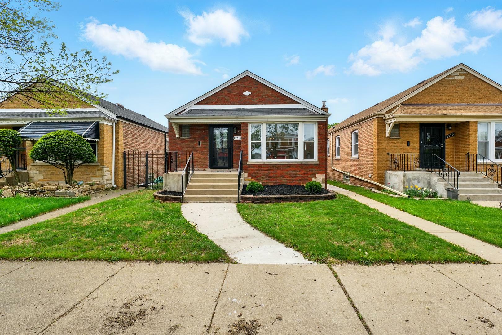 Property Photo: 8930 S Ridgeland Avenue IL 60617