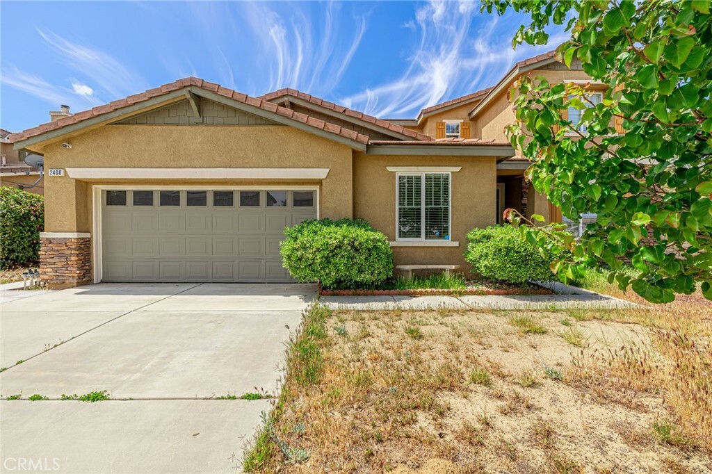 Property Photo:  2400 Allysum Place  CA 93551 