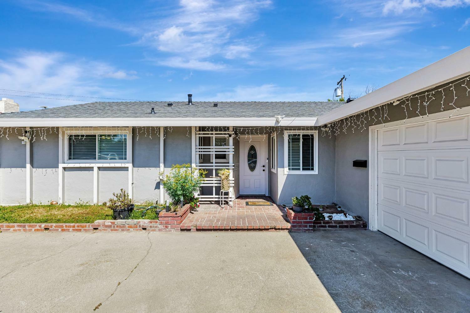 Property Photo: 6629 Doreen Way CA 95823