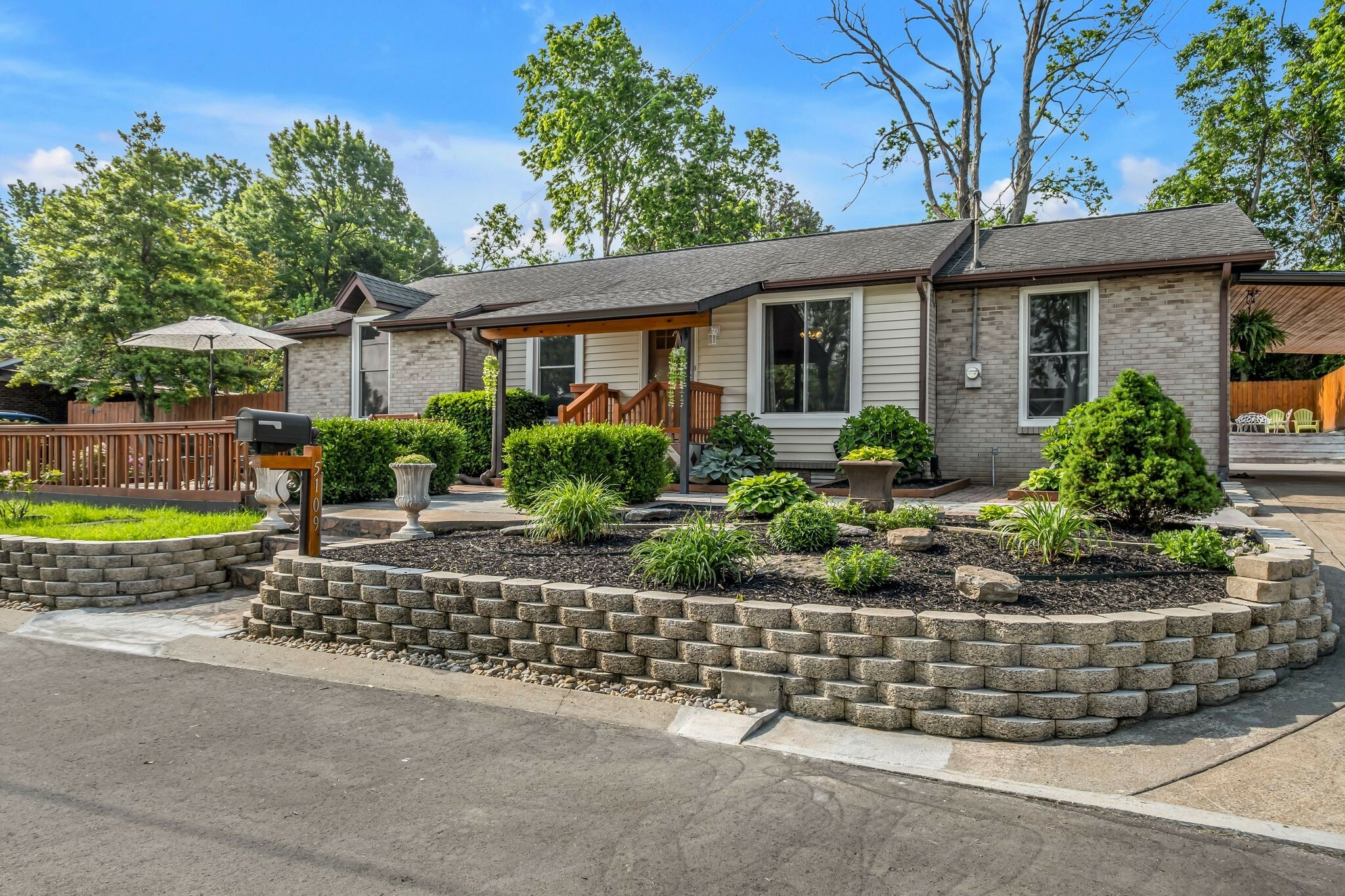 Property Photo: 5109 Parishwood Ct TN 37211