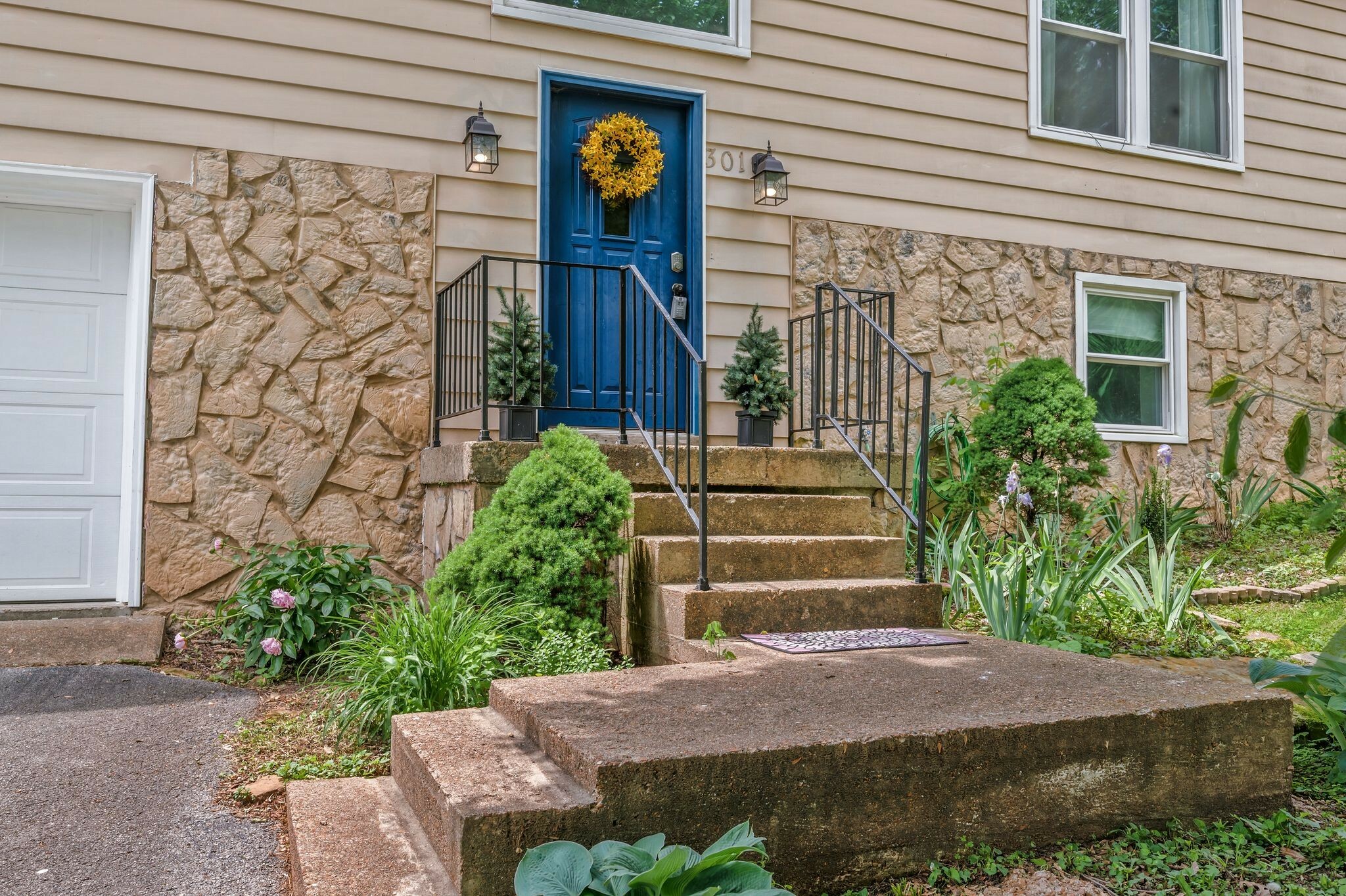 Property Photo: 301 Panamint Dr TN 37013