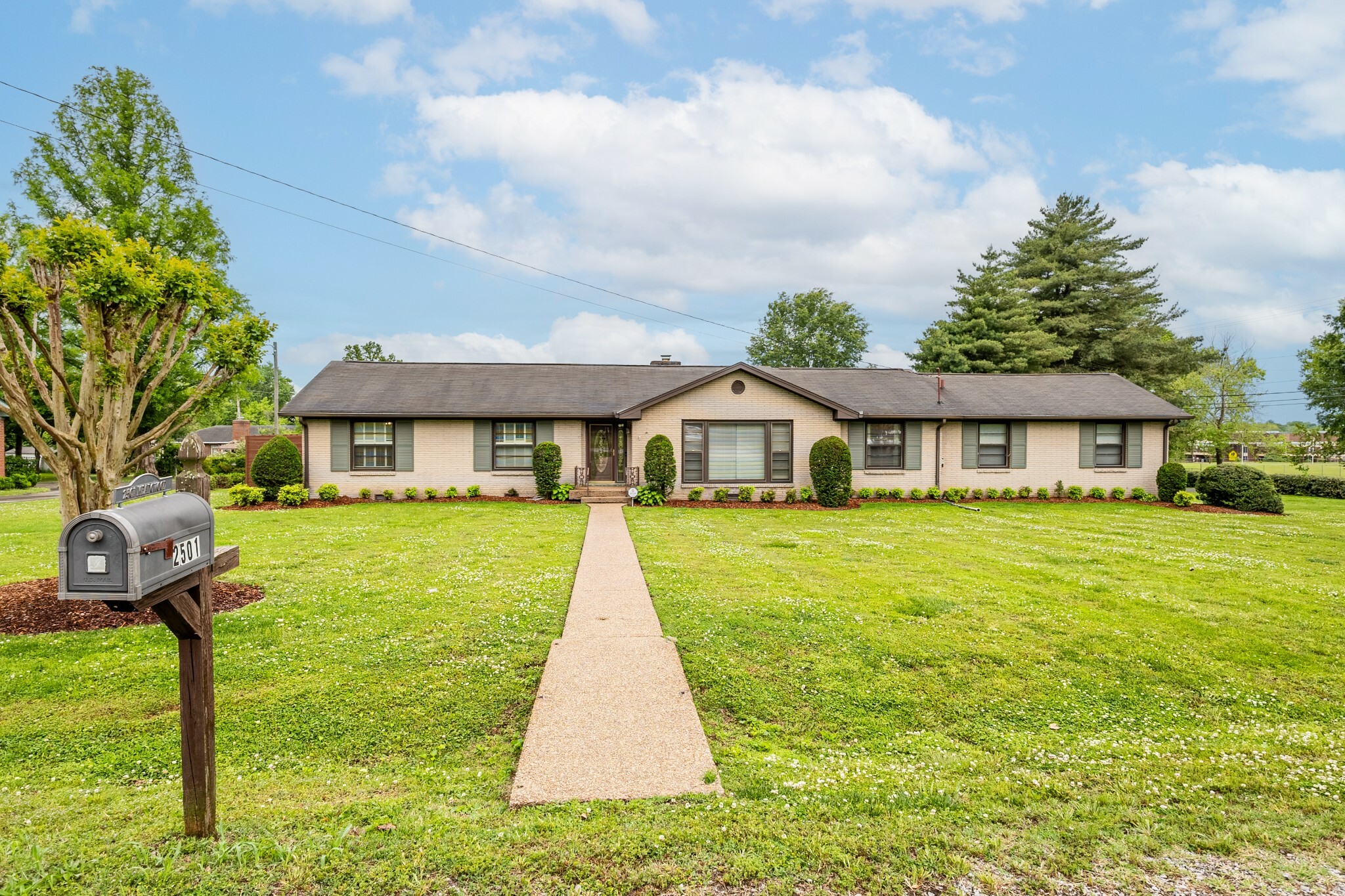 Property Photo: 2501 Meadowood Dr TN 37214