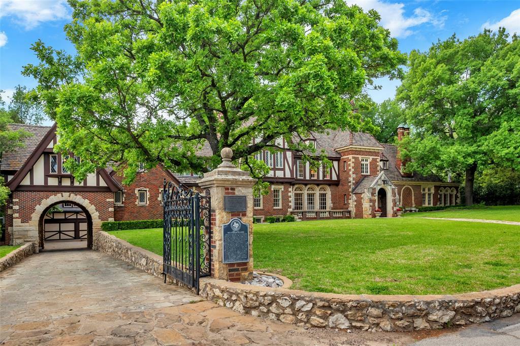 Property Photo: 8 Westover Road TX 76107