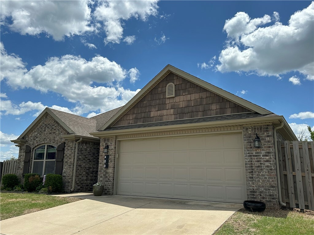 Property Photo: 400 W Broadway Street AR 72758