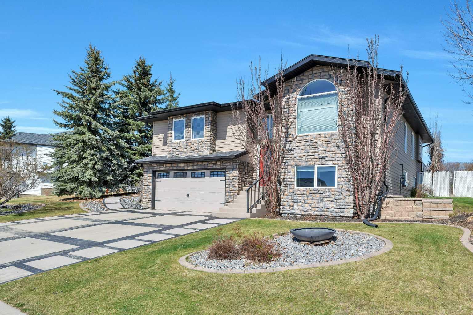 Property Photo: 9 Lakes Close AB T4L 1S5