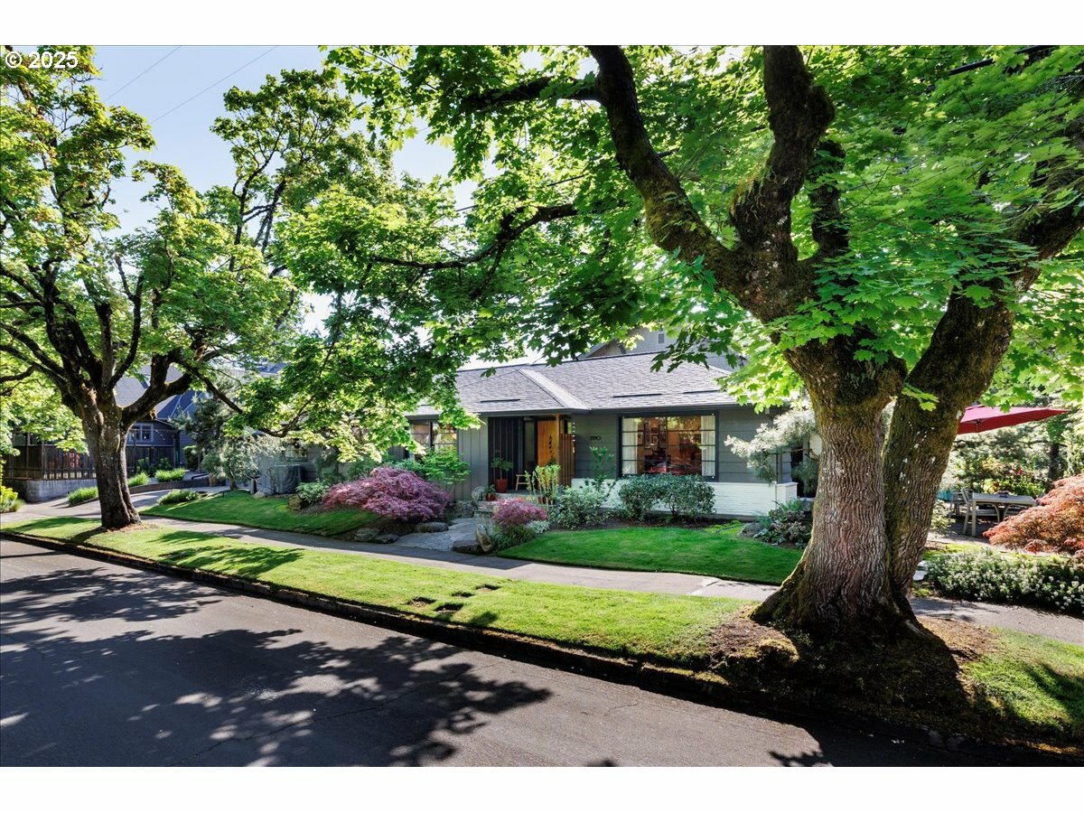 Property Photo: 3910 NE 28th Ave OR 97212