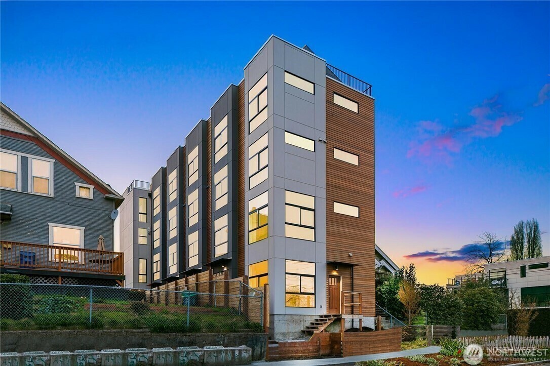 Property Photo: 1431 24th Avenue F WA 98122