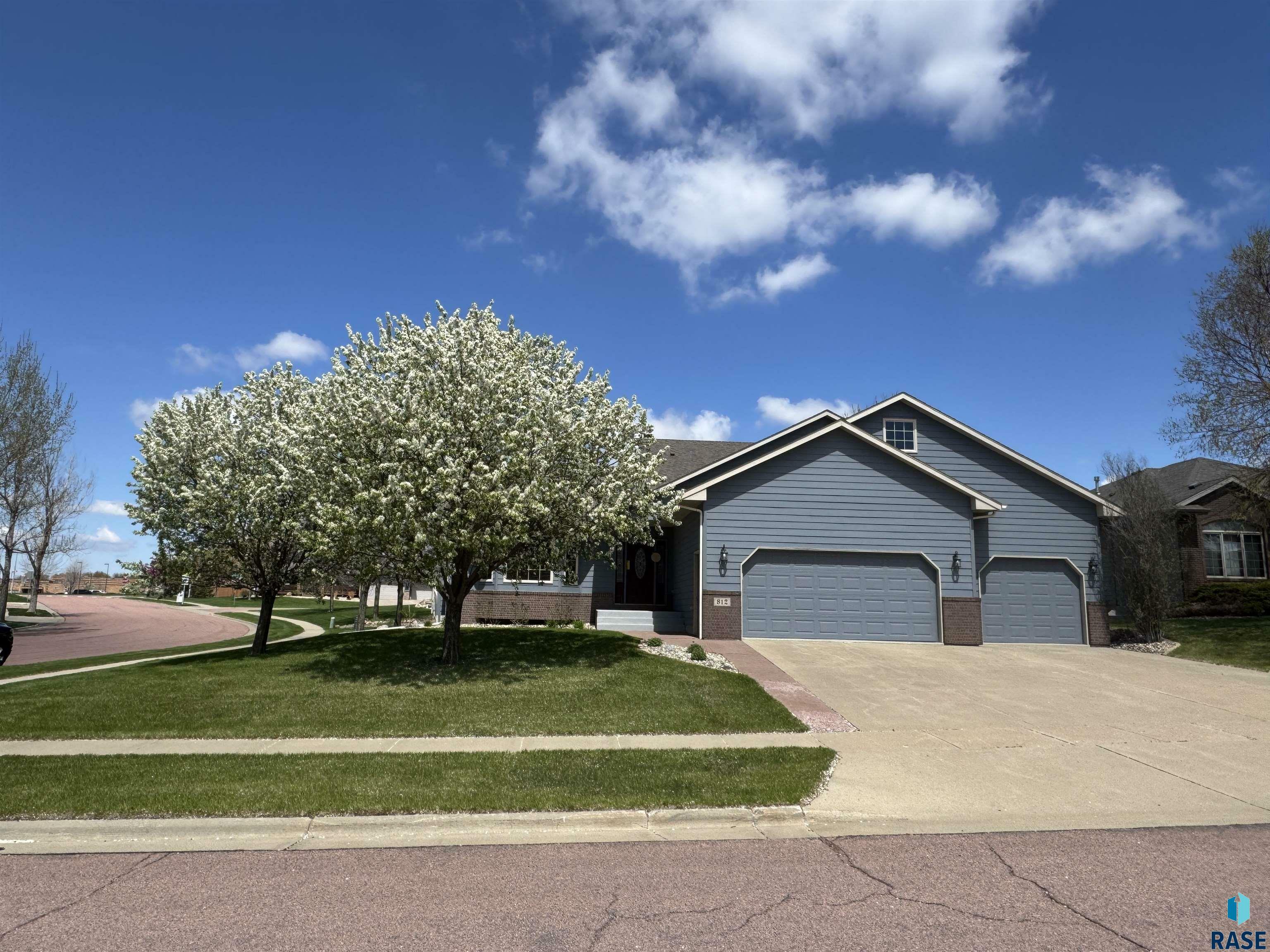 Property Photo:  812 W Quail Creek Cir  SD 57108 