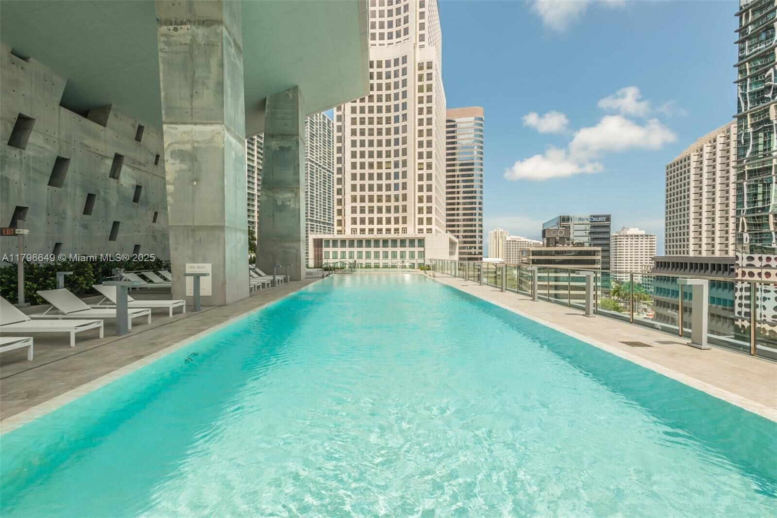 Property Photo: 68 SE 6th St 1210 FL 33131