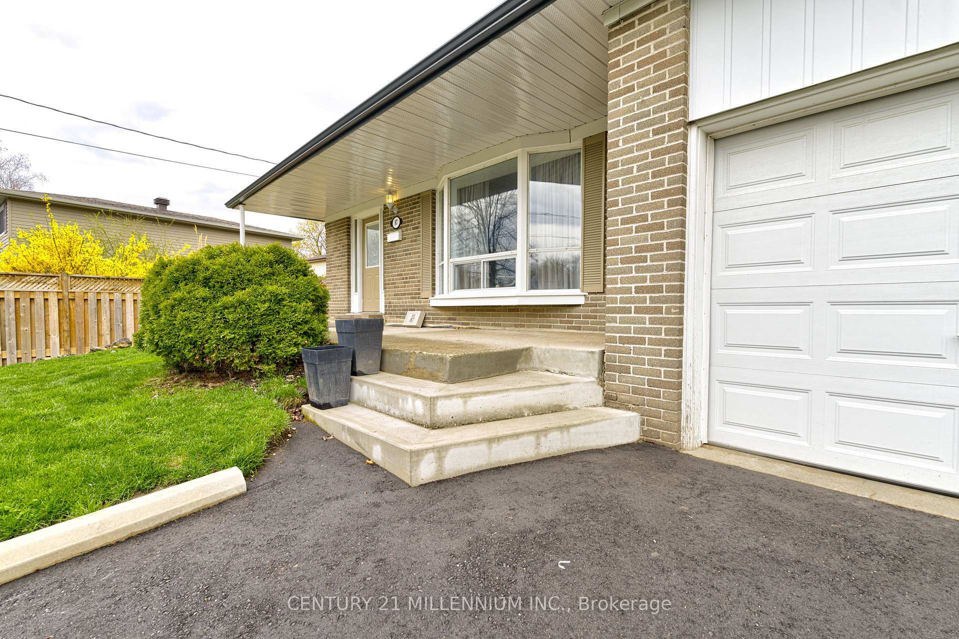 Photo de la propriété: 87 Pennington Crescent ON L7G 4L4