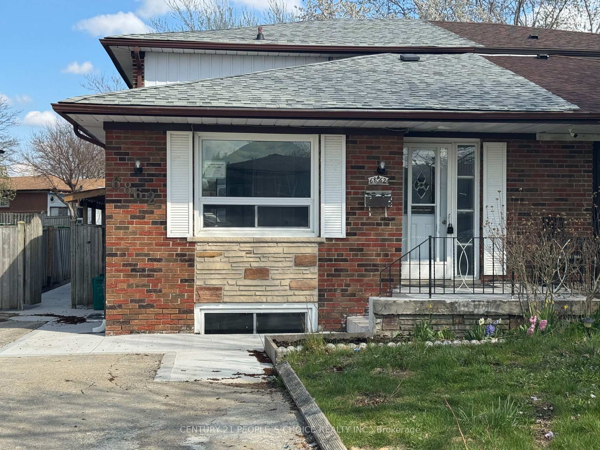 Property Photo: 6862 Darcel Avenue ON L4T 2W5