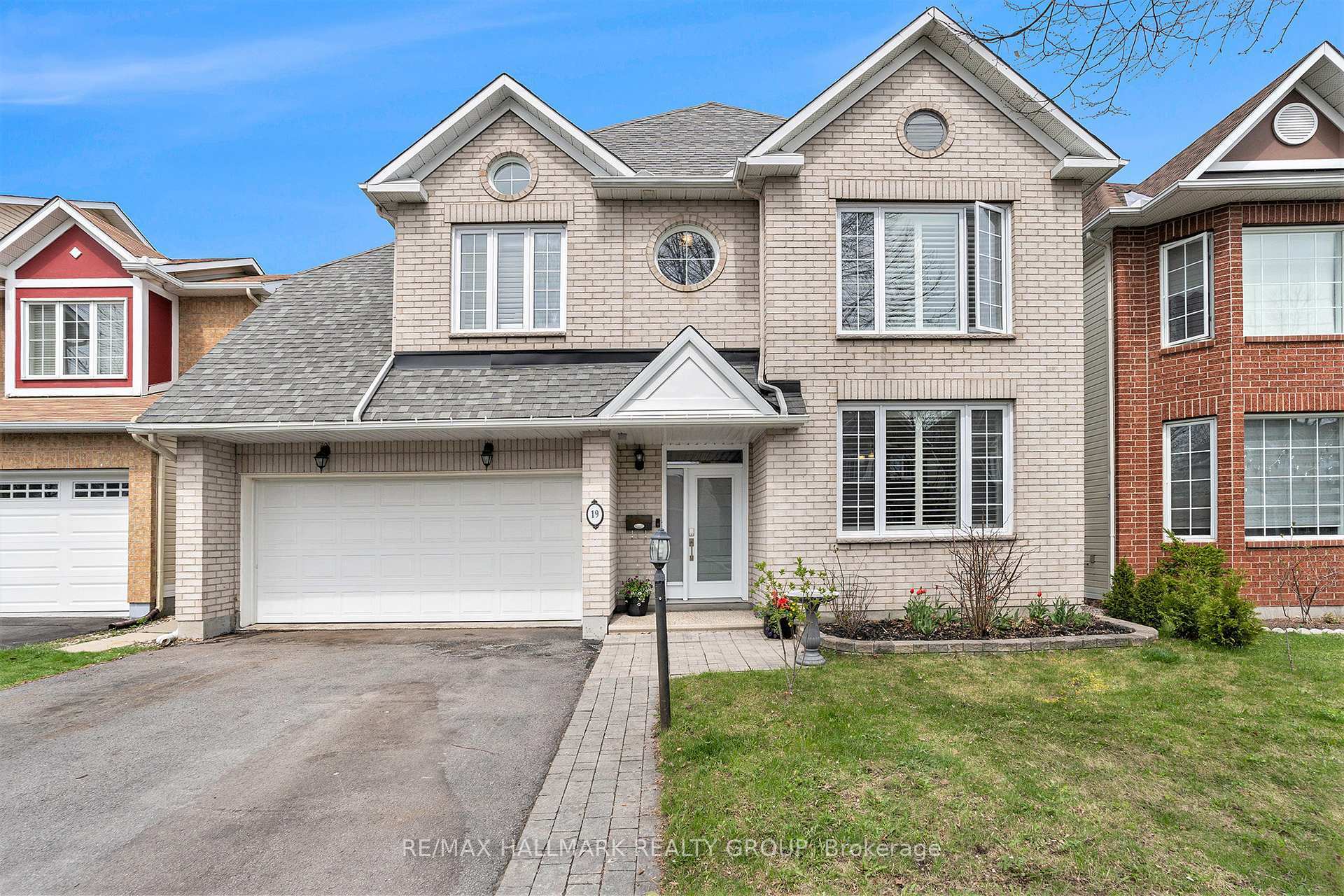 Property Photo: 19 Westwinds Place ON K2G 6L1