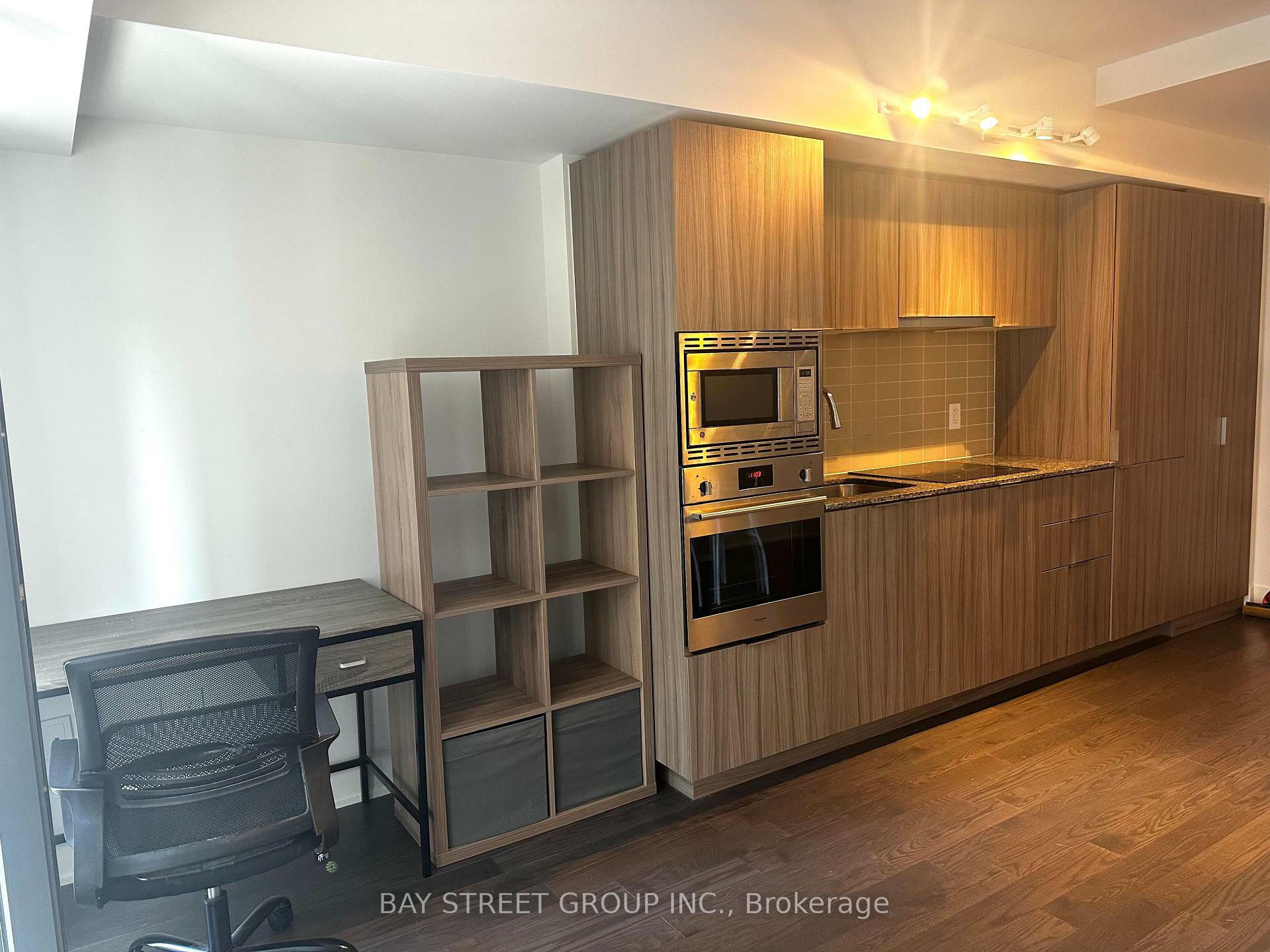 Property Photo: 955 Bay Street 722 ON M5S 2A2