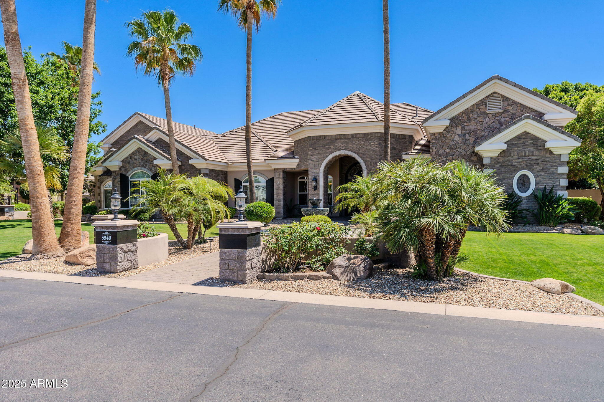 Property Photo: 3949 E Norcroft Circle AZ 85215
