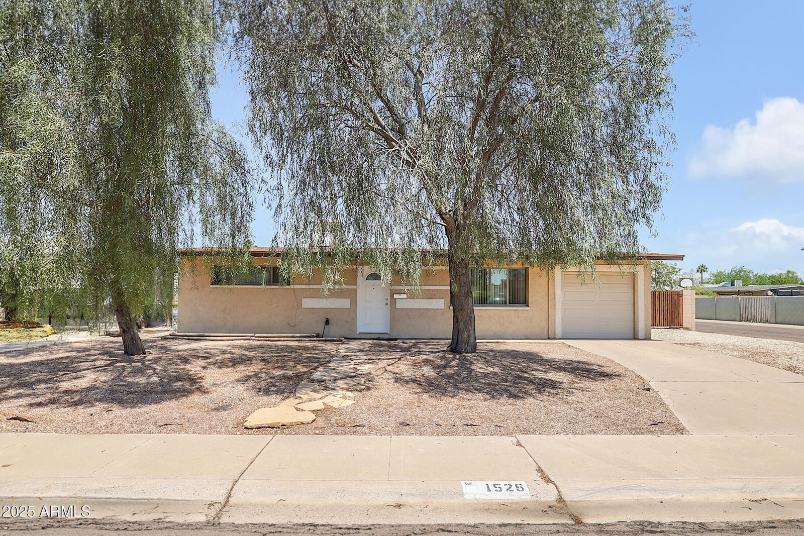 Property Photo:  1526 W Huntington Drive  AZ 85282