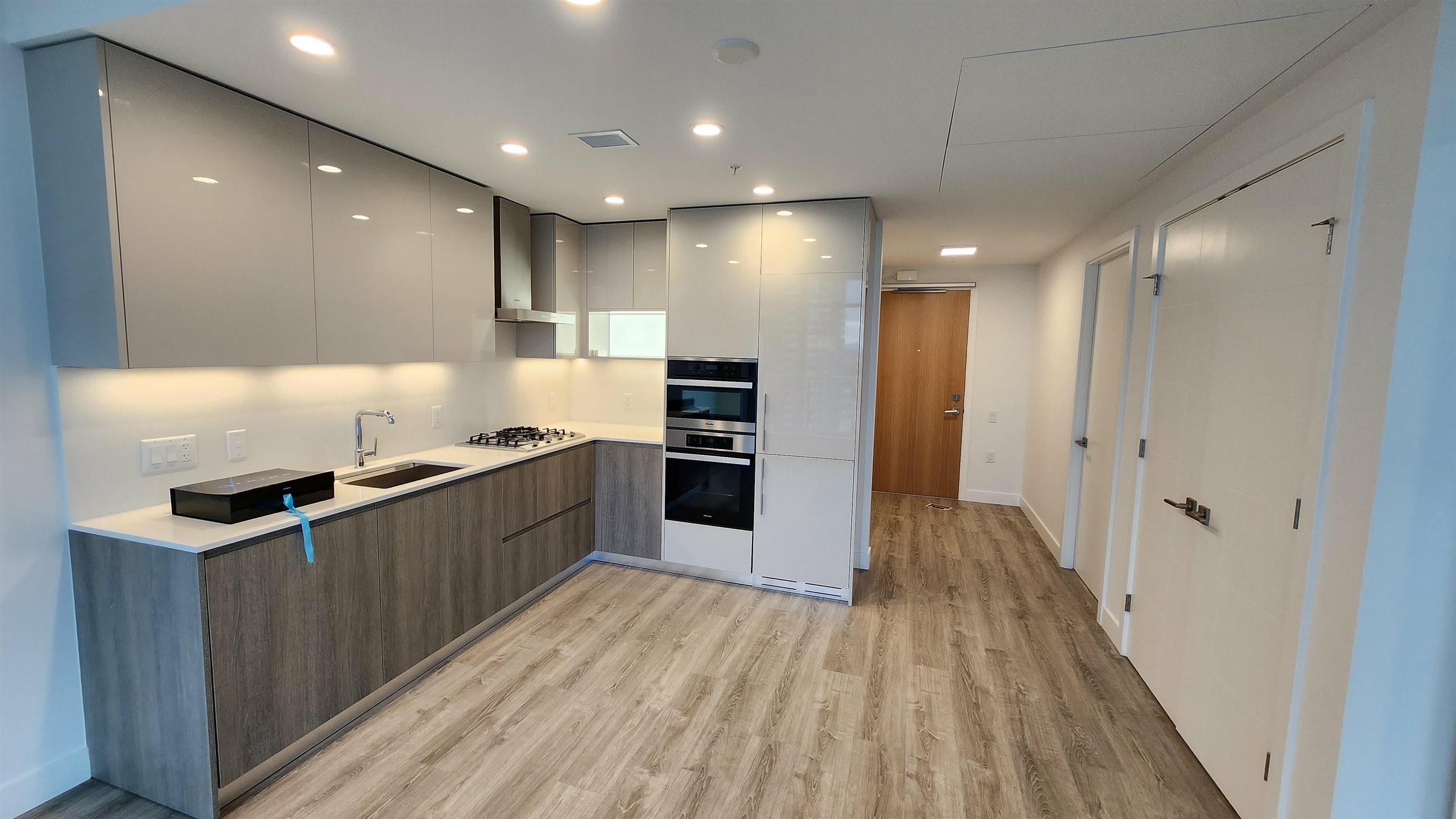 Property Photo: 6511 Sussex Avenue 1903 BC V5H 0K5