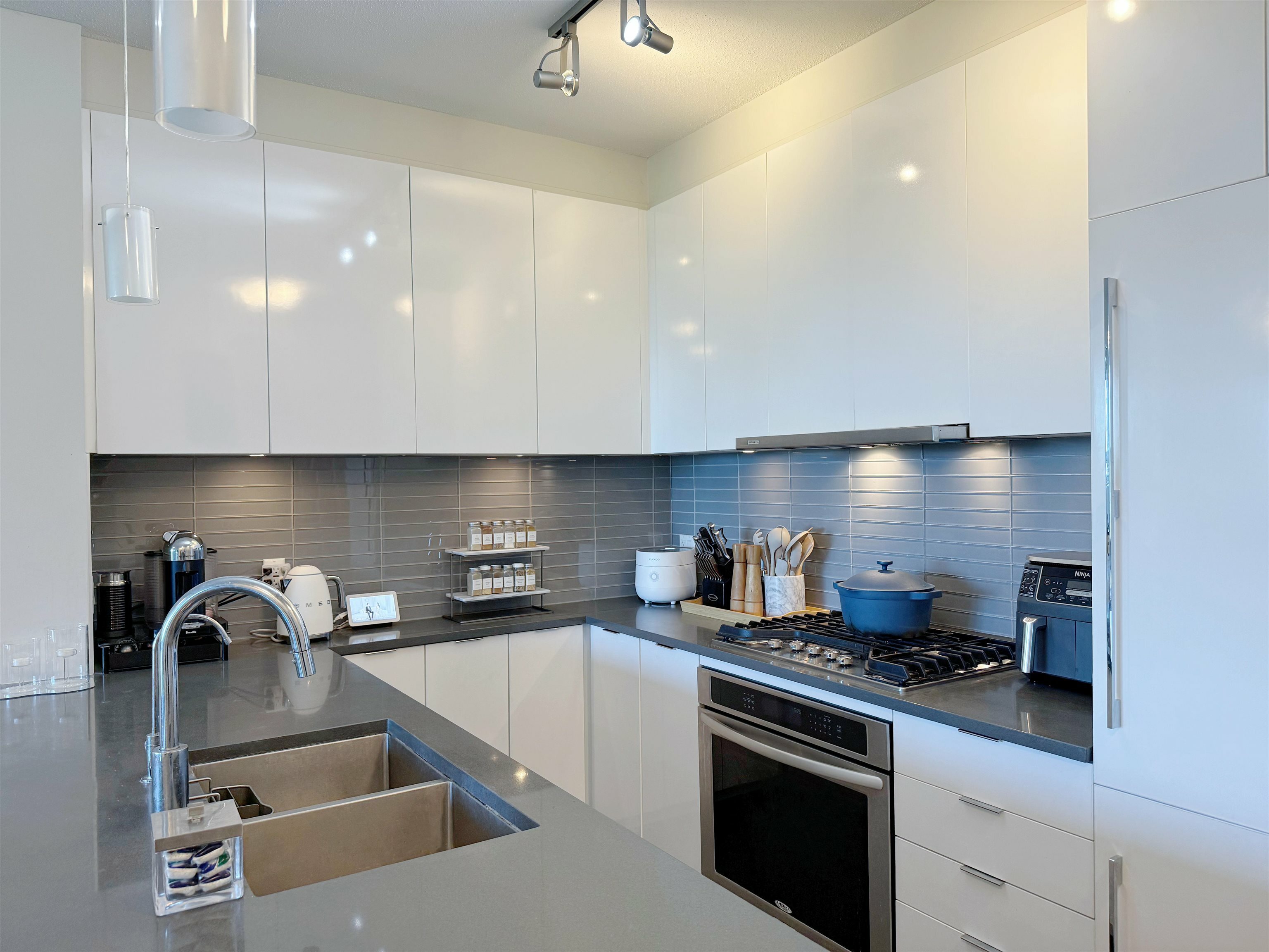 Property Photo: 9399 Alexandra Road 303 BC V6X 0L7