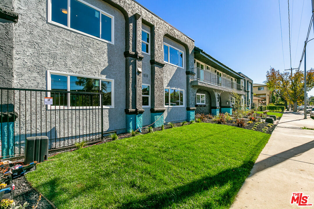 Property Photo: 6640 Woodley Ave CA 91406