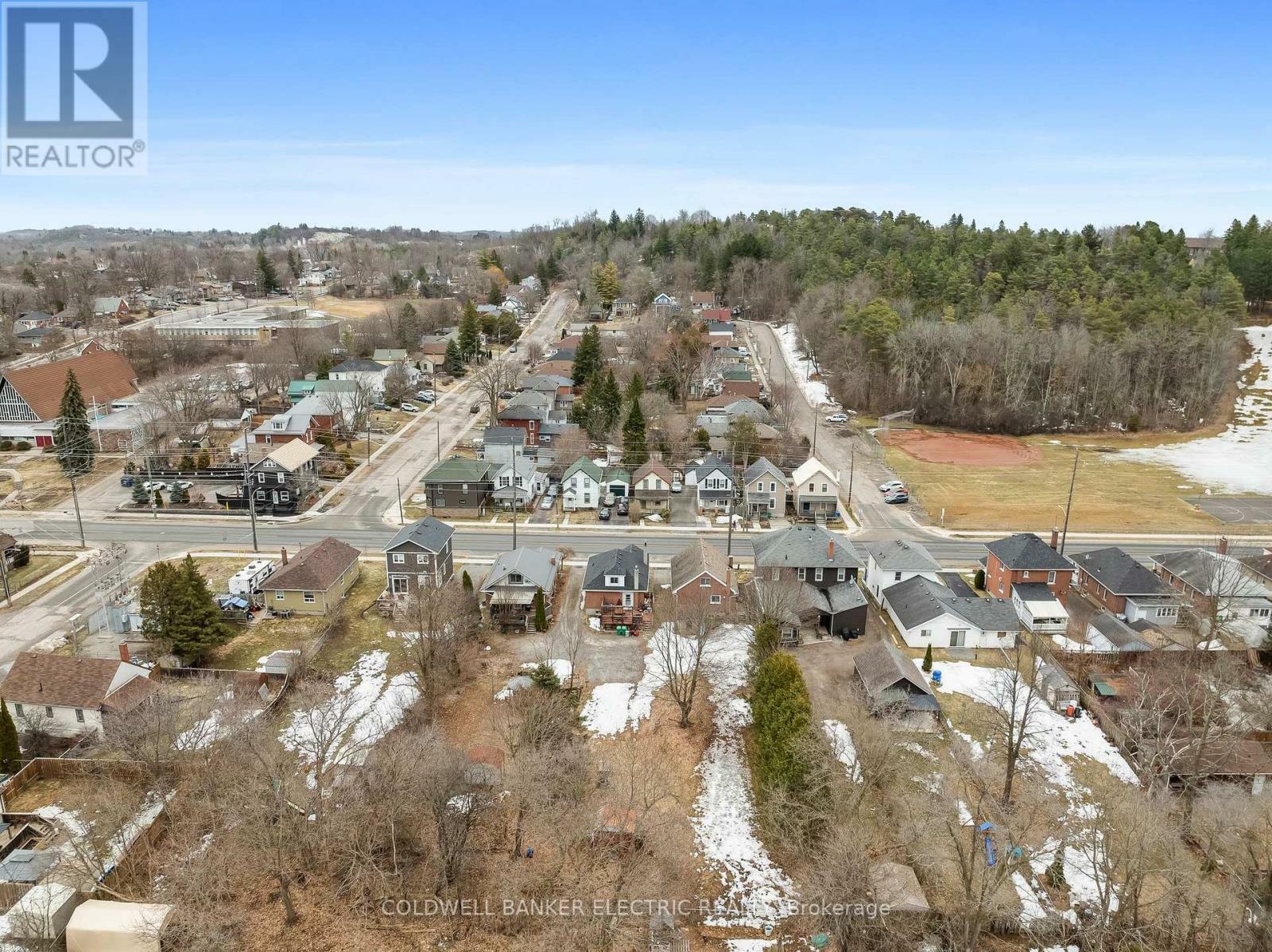 Photo de la propriété: 537 Armour Road ON K9H 1Y8