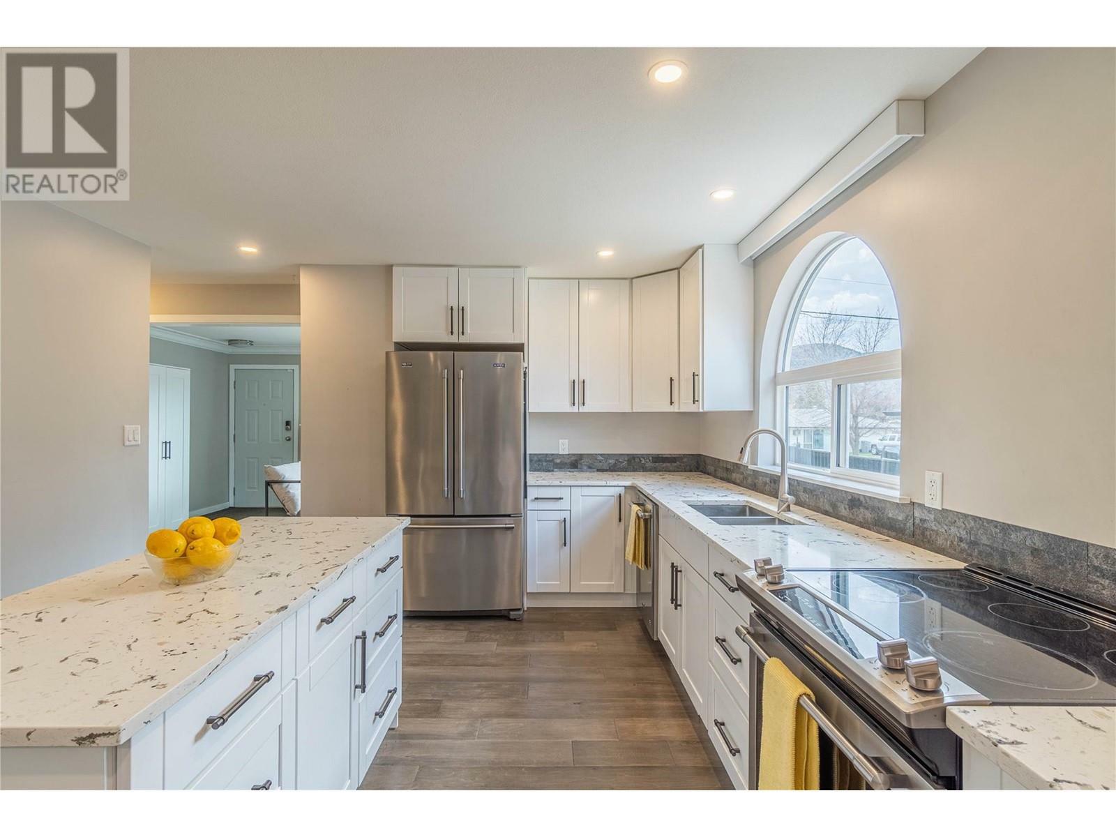 1916 Sunnycrest Avenue  Kamloops BC V2B 4M1 photo