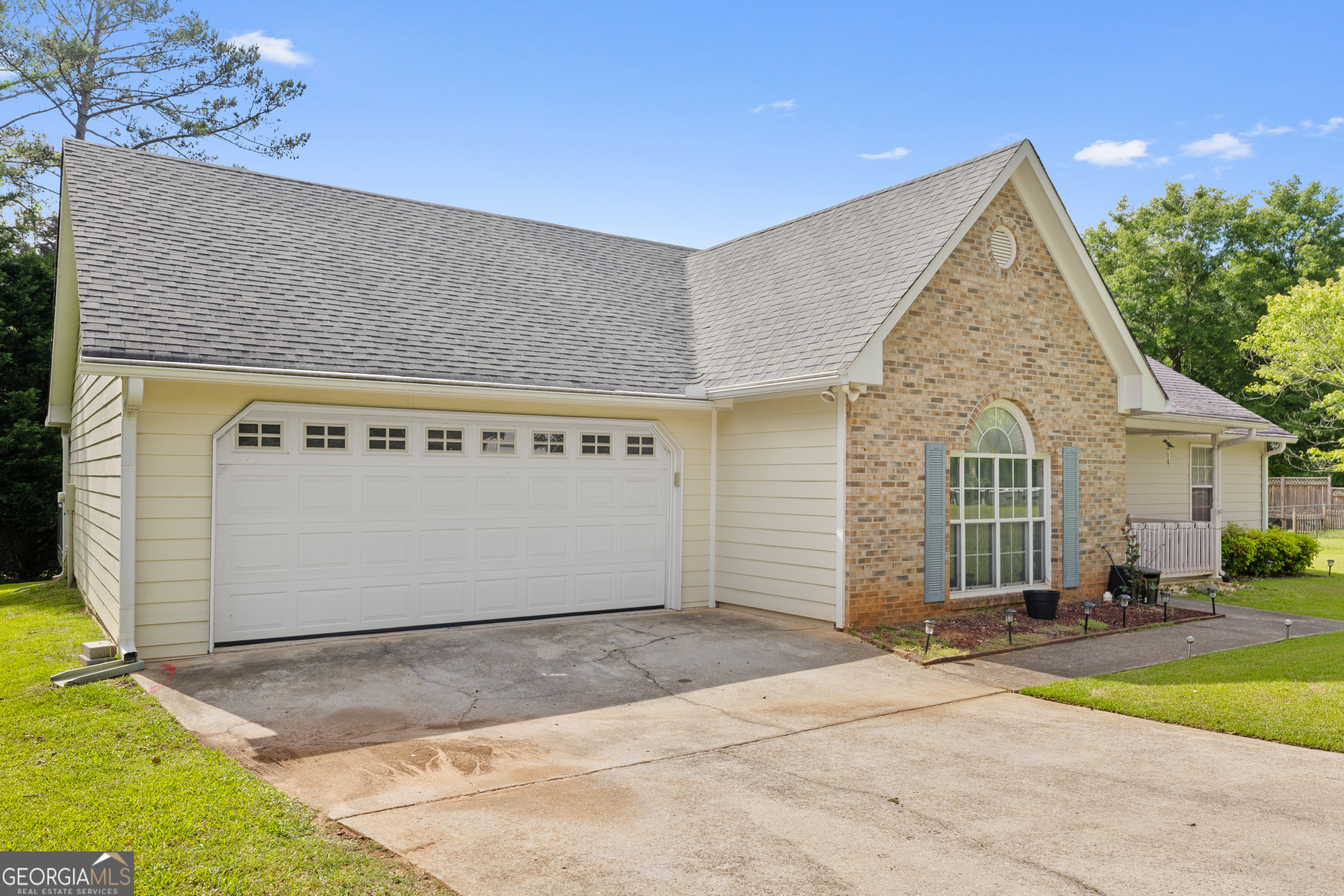Property Photo: 129 Lakepointe Court GA 30281