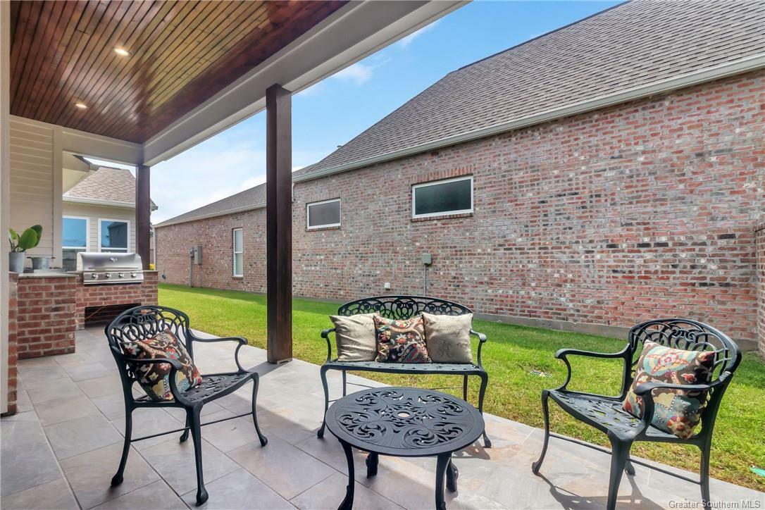 Property Photo: 1221 Five Oaks Drive LA 70605