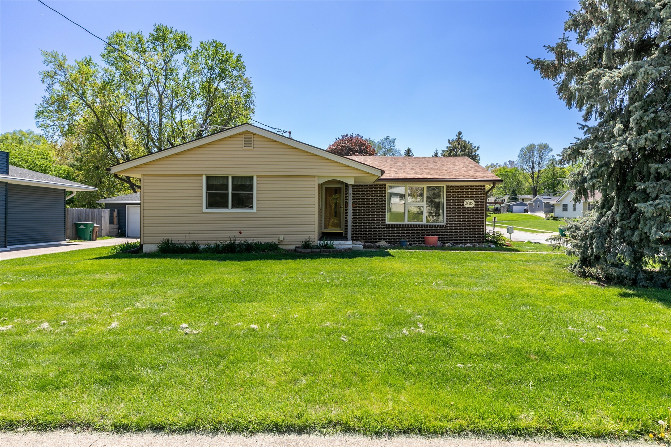 Property Photo: 3012 Vine Street IA 50265