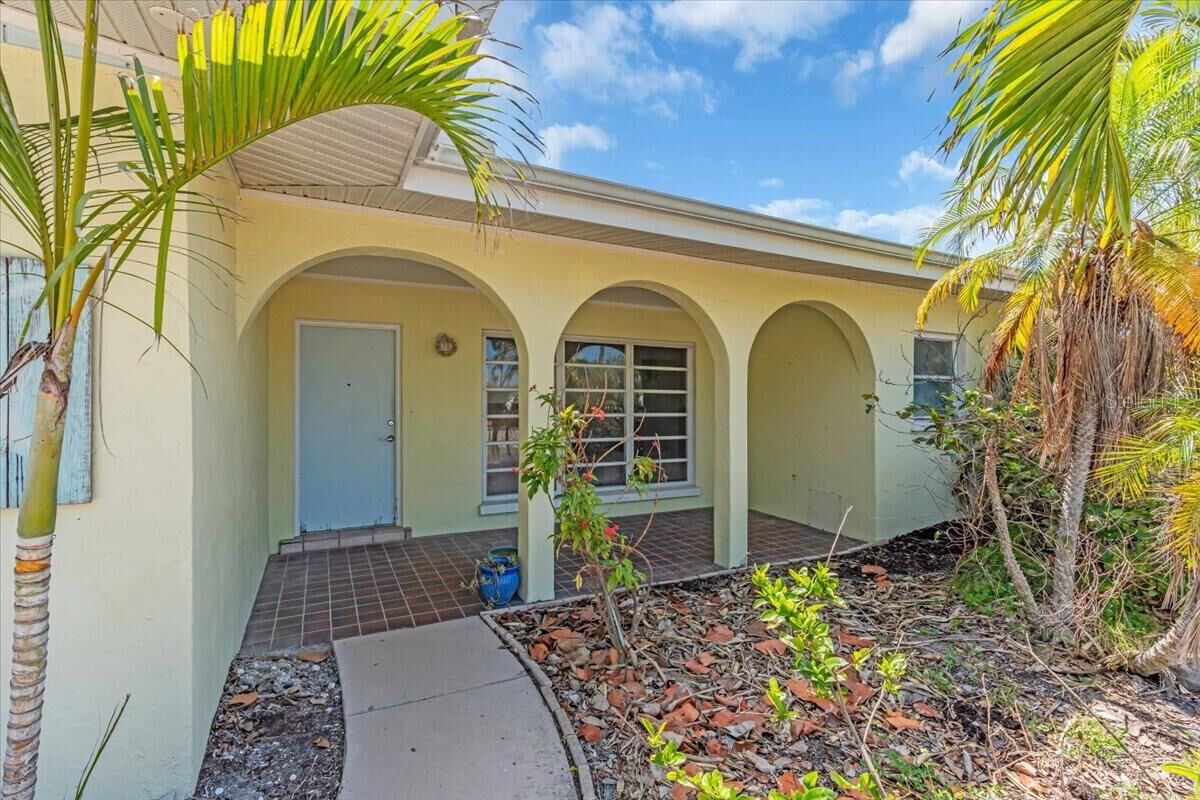 Property Photo:  396 Avenida Madera  FL 34242 