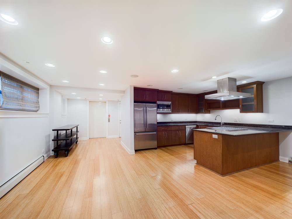 Property Photo: 632 W Barry Avenue Gs IL 60657