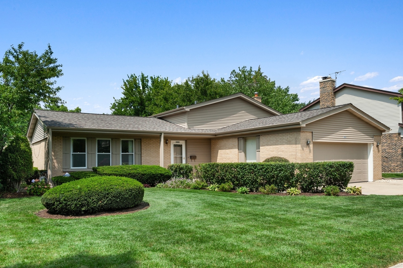 Property Photo: 1828 E Peachtree Drive IL 60004