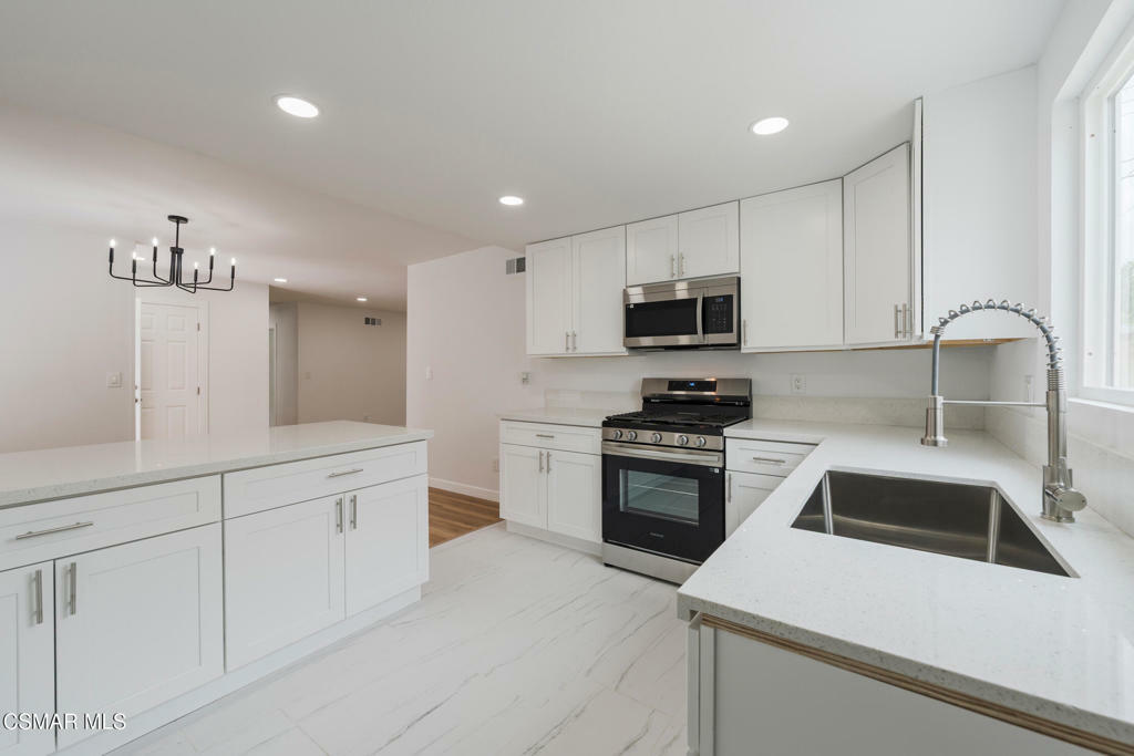 Property Photo:  1477 Dinsmore Street  CA 93065 