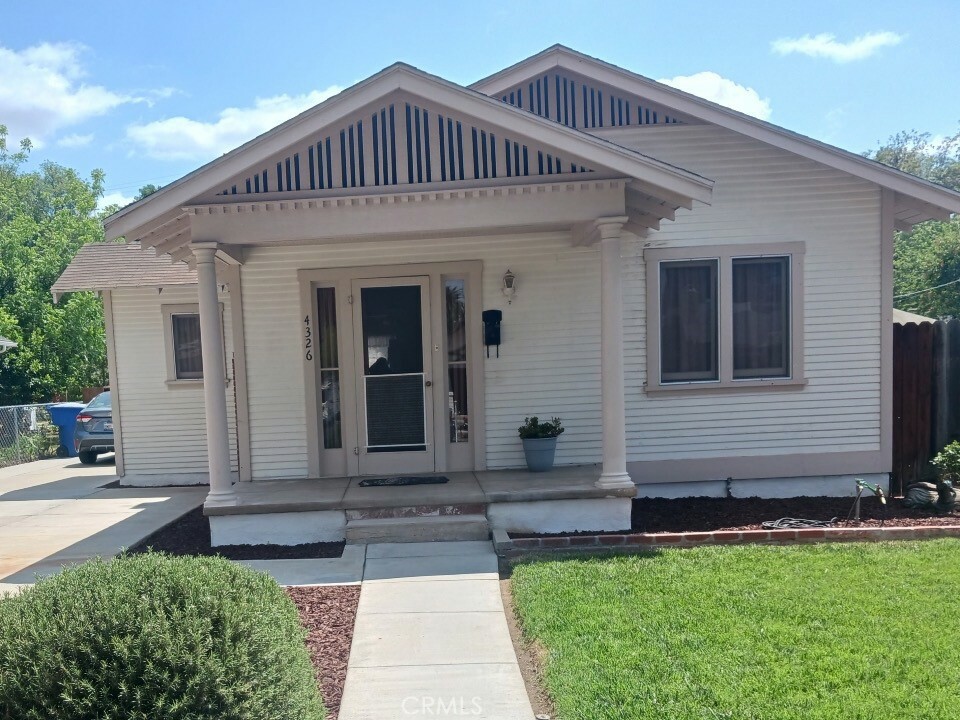 4326 Edgewood Place  Riverside CA 92506 photo