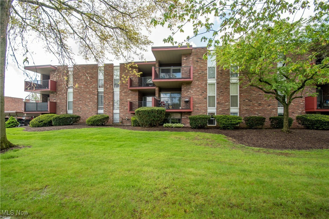 Property Photo: 3000 N River Road NE F17 OH 44483