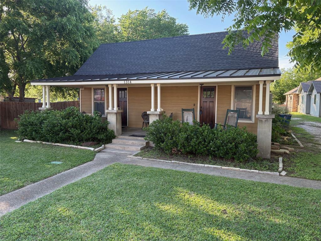 Property Photo: 1314 Worthington Street TX 76051