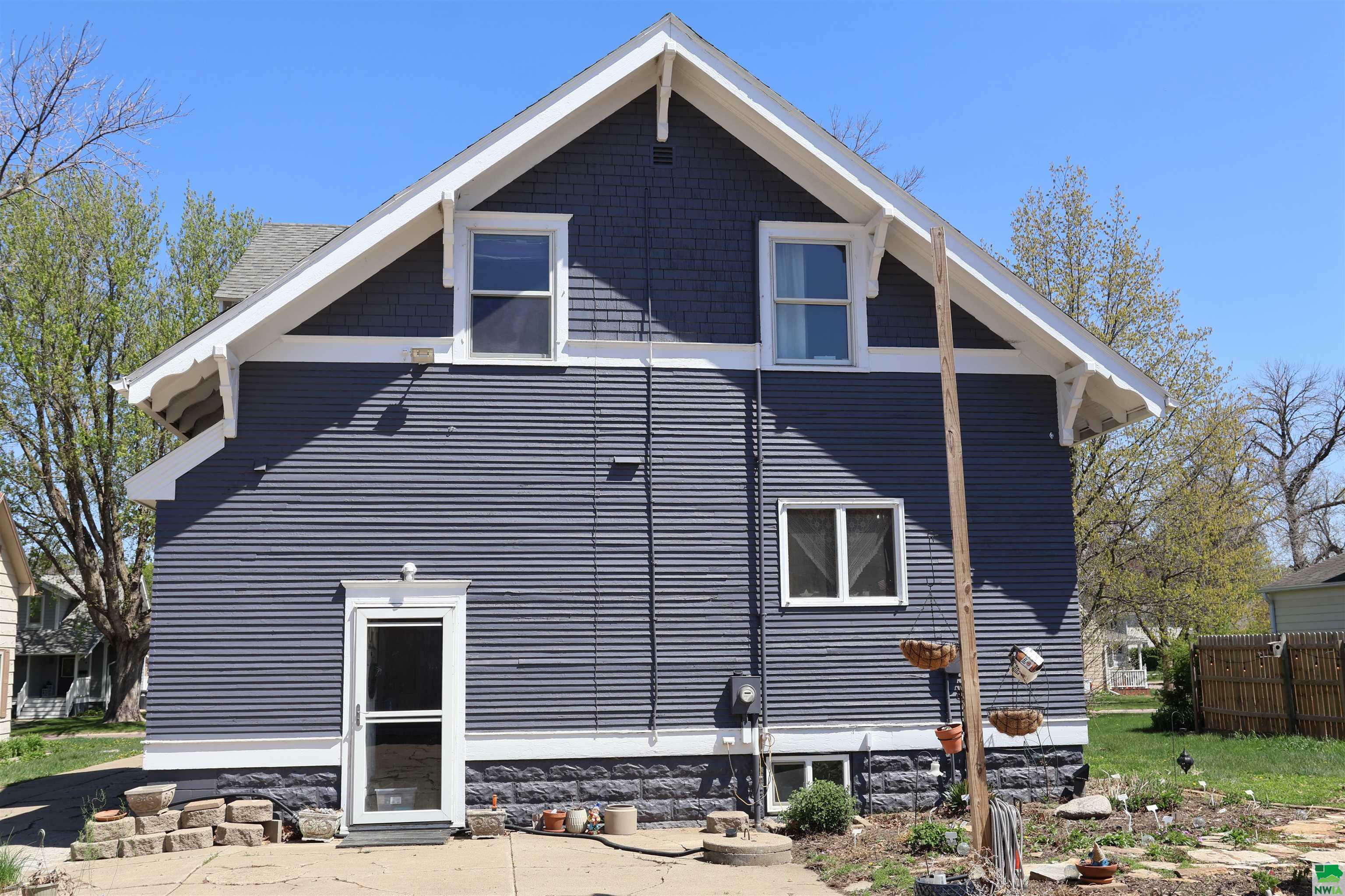 Property Photo: 221 2nd Ave NE IA 51250