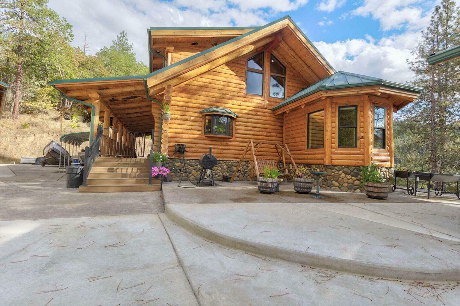 Property Photo: 225 Eagle Ridge Road OR 97417