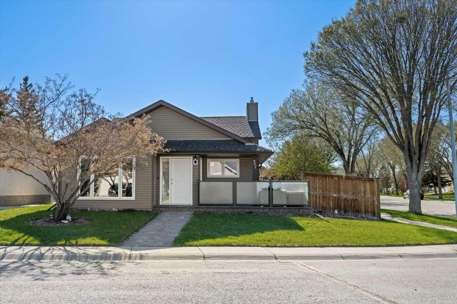 Property Photo:  901 16 Street SE  AB T1V 1L8 