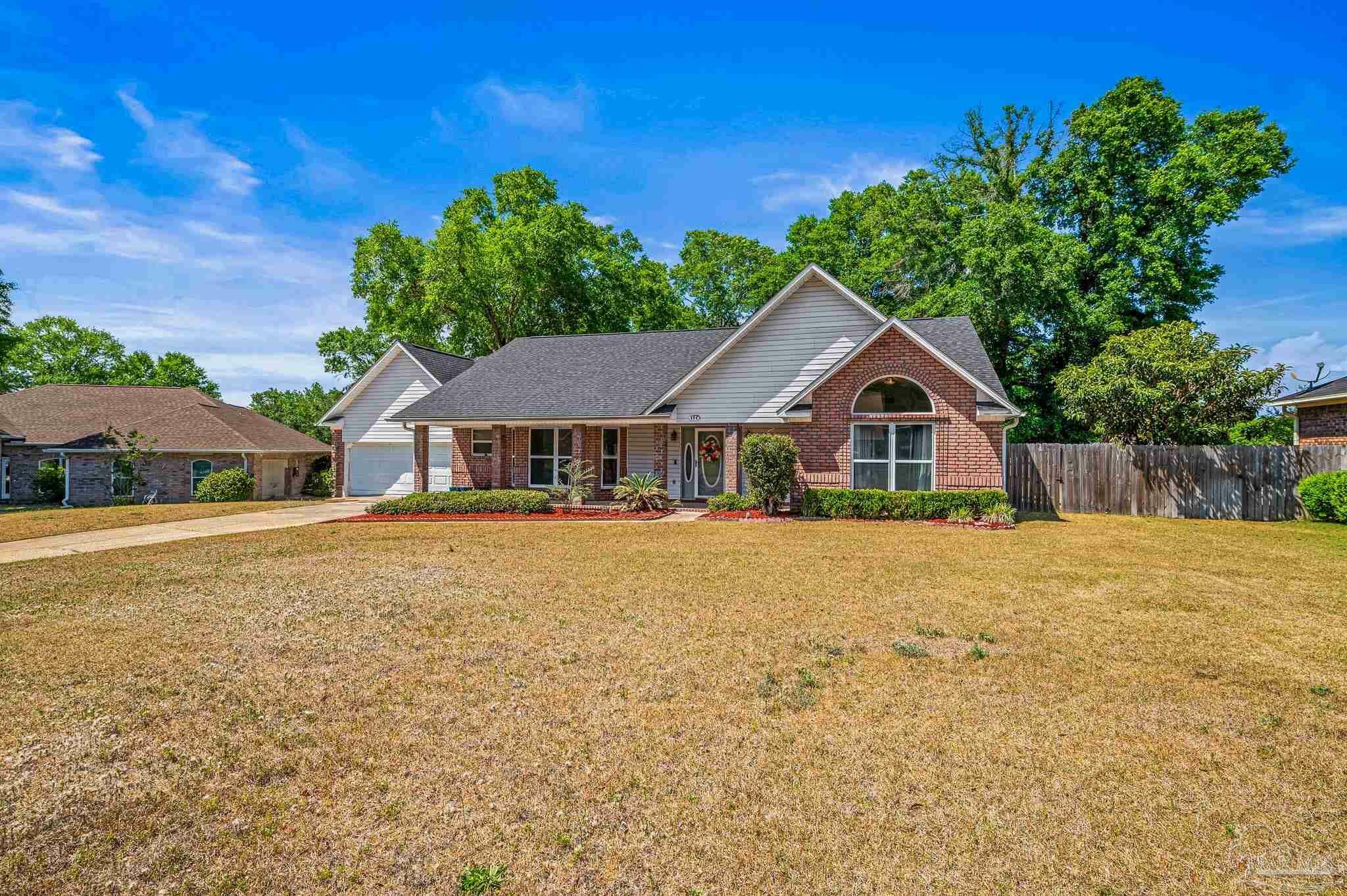 Property Photo: 404 Kilkenny Way FL 32533