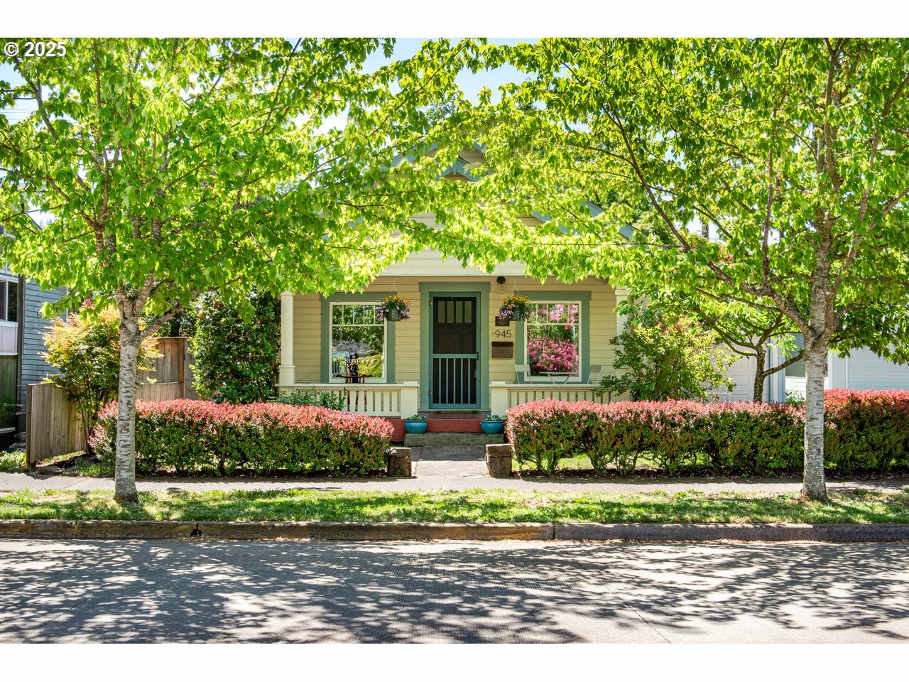 Property Photo: 945 B St OR 97477