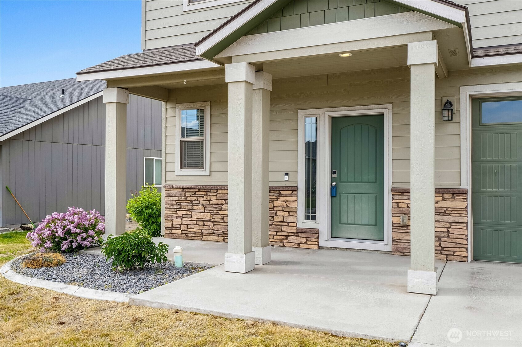 Property Photo: 711 NE 8th Ave WA 98823